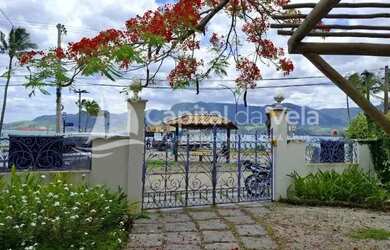 Imagem: A casa possui 4 Dormitórios, 1 Banheiro, 3 Vagas na garagem