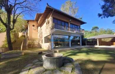 Imagem: A casa possui 4 Dormitórios, 5 Banheiros, 5 Vagas na garagem