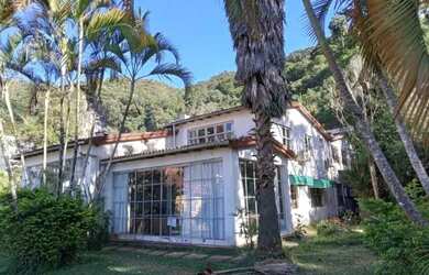 Imagem: A casa possui 1 Dormitório, 1 Banheiro, 5 Vagas na garagem