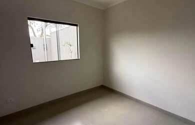 Imagem: A casa possui 3 Dormitórios, 1 Banheiro, 2 Vagas na garagem