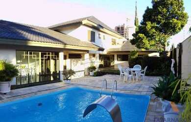 Imagem: A casa possui 5 Dormitórios, 5 Banheiros, 4 Vagas na garagem