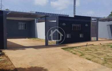 Imagem: A casa possui 2 Dormitórios, 1 Banheiro, 2 Vagas na garagem