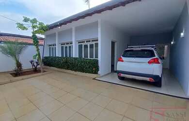 Imagem: A casa possui 3 Dormitórios, 1 Banheiro, 3 Vagas na garagem