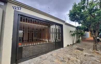 Imagem: A casa à venda possui 3 Dormitórios, 2 Banheiros, 2 Vagas