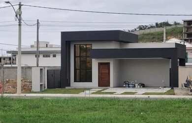 Imagem: A casa em condomínio possui 3 Dormitórios, 2 Banheiros, 2