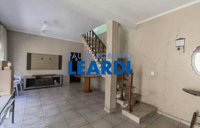 Imagem: A casa possui 4 Dormitórios, 1 Banheiro, 4 Vagas na garagem