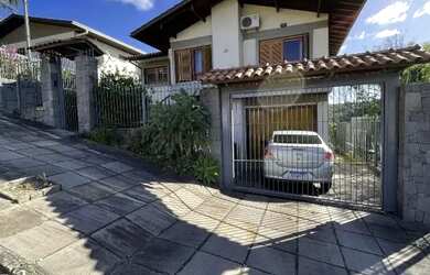 Imagem: A casa possui 3 Dormitórios, 2 Banheiros, 4 Vagas na garagem