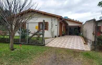 Imagem: A casa possui 2 Dormitórios, 1 Banheiro, 2 Vagas na garagem