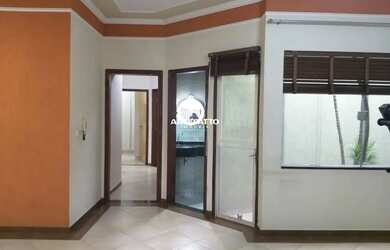 Imagem: A casa possui 3 Dormitórios, 3 Banheiros, 4 Vagas na garagem