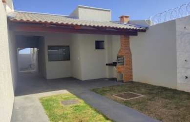 Imagem: A casa possui 3 Dormitórios, 2 Banheiros, 2 Vagas na garagem