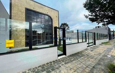 Imagem: O depósito possui 5 Vagas na garagem e 228m² de Área e está