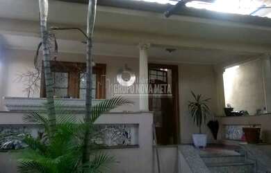 Imagem: A casa possui 5 Dormitórios, 4 Banheiros, 5 Vagas na garagem