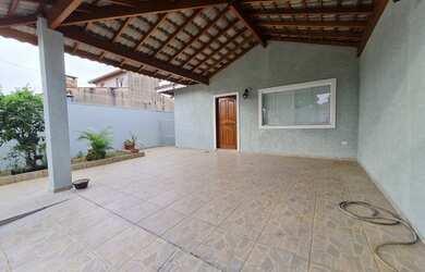 Imagem: A casa possui 3 Dormitórios, 3 Banheiros, 2 Vagas na garagem