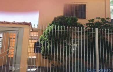 Imagem: A casa possui 3 Dormitórios, 2 Banheiros, 5 Vagas na garagem