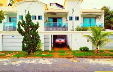 Imagem: A casa possui 3 Dormitórios, 3 Banheiros, 3 Vagas na garagem