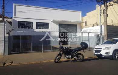 Imagem: O depósito possui 4 Vagas na garagem, 175m² de Área e está