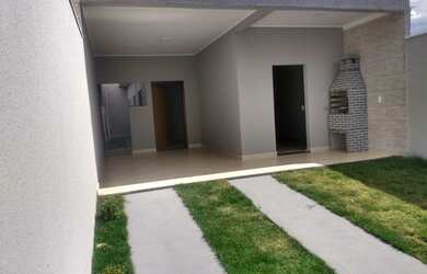 Imagem: A casa possui 3 Dormitórios, 2 Banheiros, 2 Vagas na garagem