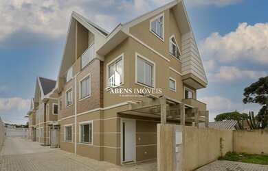 Imagem: A casa possui 4 Dormitórios, 4 Banheiros, 2 Vagas na garagem