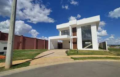 Imagem: A casa em condomínio possui 4 Dormitórios, 4 Banheiros, 3