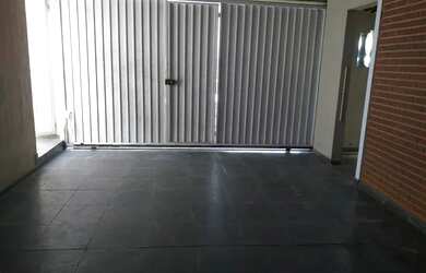 Imagem: A casa possui 2 Dormitórios, 2 Banheiros, 2 Vagas na garagem