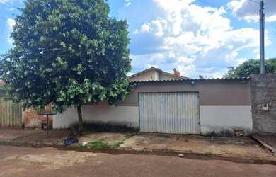 Imagem: A casa possui 2 Dormitórios, 1 Banheiro, 3 Vagas na garagem