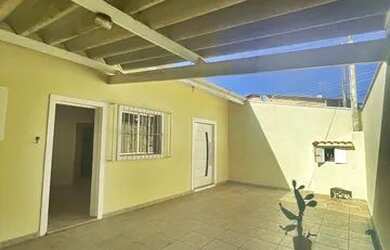 Imagem: A casa possui 3 Dormitórios, 2 Banheiros, 3 Vagas na garagem