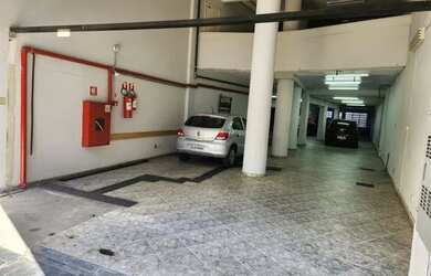 Imagem: O depósito para alugar possui 5 Vagas na garagem e 600m² de