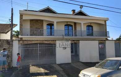 Imagem: A casa possui 4 Dormitórios, 3 Banheiros, 5 Vagas na garagem