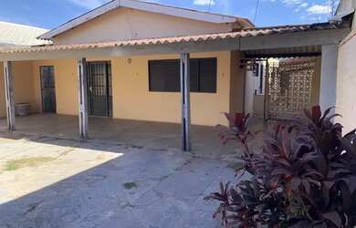 Imagem: A casa possui 4 Dormitórios, 3 Banheiros e 3 Vagas na garagem