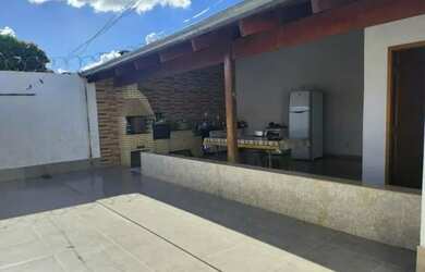 Imagem: A casa possui 3 Dormitórios, 1 Banheiro, 1 Vaga na garagem