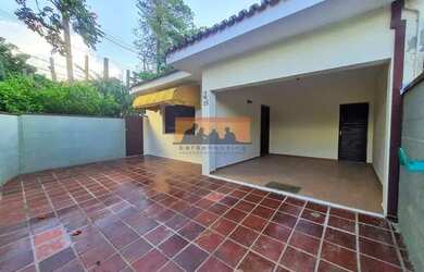 Imagem: A casa possui 3 Dormitórios, 2 Banheiros, 3 Vagas na garagem