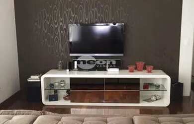 Imagem: O apartamento possui 3 Dormitórios, 1 Banheiro, 3 Vagas na