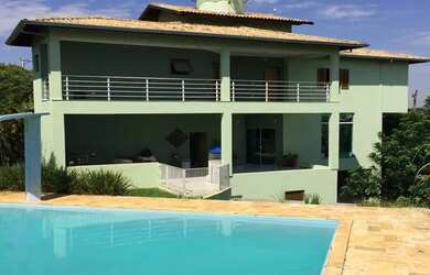 Imagem: A casa possui 4 Dormitórios, 5 Banheiros, 3 Vagas na garagem