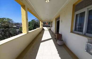 Imagem: A casa possui 4 Dormitórios, 2 Banheiros, 2 Vagas na garagem