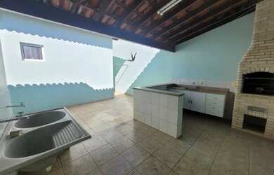 Imagem: A casa possui 4 Dormitórios, 2 Banheiros, 4 Vagas na garagem