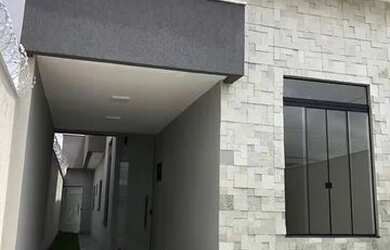 Imagem: A casa possui 3 Dormitórios, 2 Banheiros, 2 Vagas na garagem