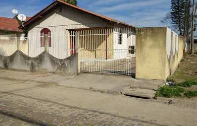 Imagem: A casa possui 3 Dormitórios, 1 Banheiro, 1 Vaga na garagem