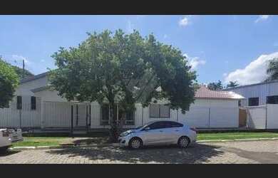 Imagem: A casa possui 3 Dormitórios, 2 Banheiros, 2 Vagas na garagem