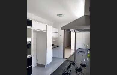 Imagem: A casa possui 4 Dormitórios, 3 Banheiros, 5 Vagas na garagem