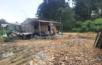 Imagem: A casa possui 1 Dormitório, 1 Banheiro, 1 Vaga na garagem