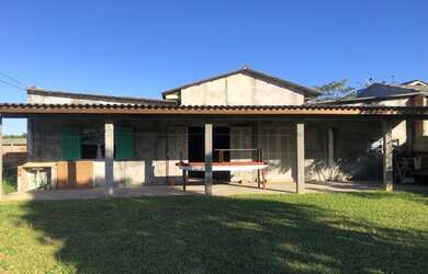 Imagem: A casa possui 2 Dormitórios, 2 Banheiros, 2 Vagas na garagem