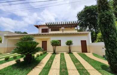 Imagem: A casa possui 3 Dormitórios, 4 Banheiros, 380m² de Área e