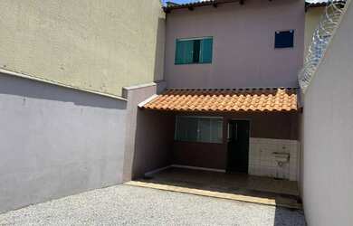 Imagem: A casa possui 3 Dormitórios, 2 Banheiros, 2 Vagas na garagem