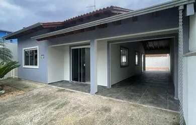 Imagem: A casa possui 3 Dormitórios, 2 Banheiros, 3 Vagas na garagem