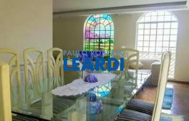 Imagem: A casa possui 4 Dormitórios, 5 Banheiros, 3 Vagas na garagem