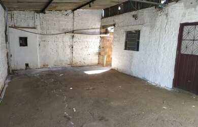 Imagem: A casa possui 2 Dormitórios, 1 Banheiro, 2 Vagas na garagem