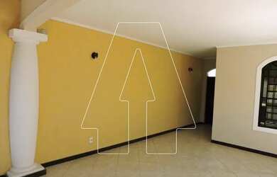 Imagem: A casa possui 3 Dormitórios, 2 Banheiros, 2 Vagas na garagem