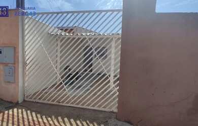 Imagem: A casa possui 3 Dormitórios, 1 Banheiro, 2 Vagas na garagem