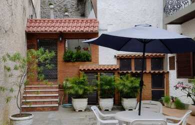 Imagem: A casa em condomínio possui 2 Dormitórios, 2 Banheiros, 70m²