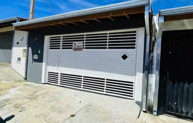 Imagem: A casa possui 2 Dormitórios, 1 Banheiro, 2 Vagas na garagem